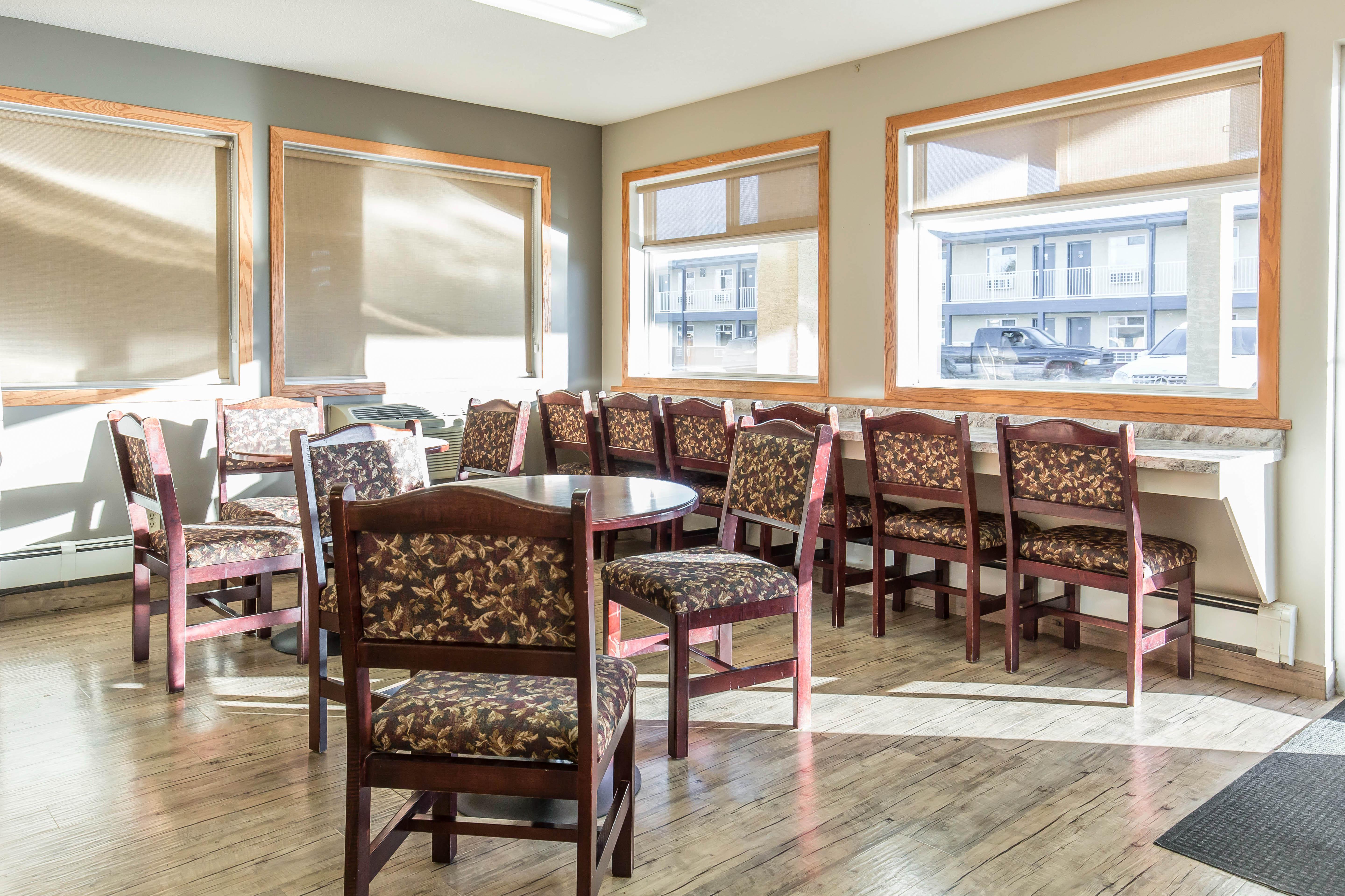 Empire Inn & Suites Penhold Εξωτερικό φωτογραφία