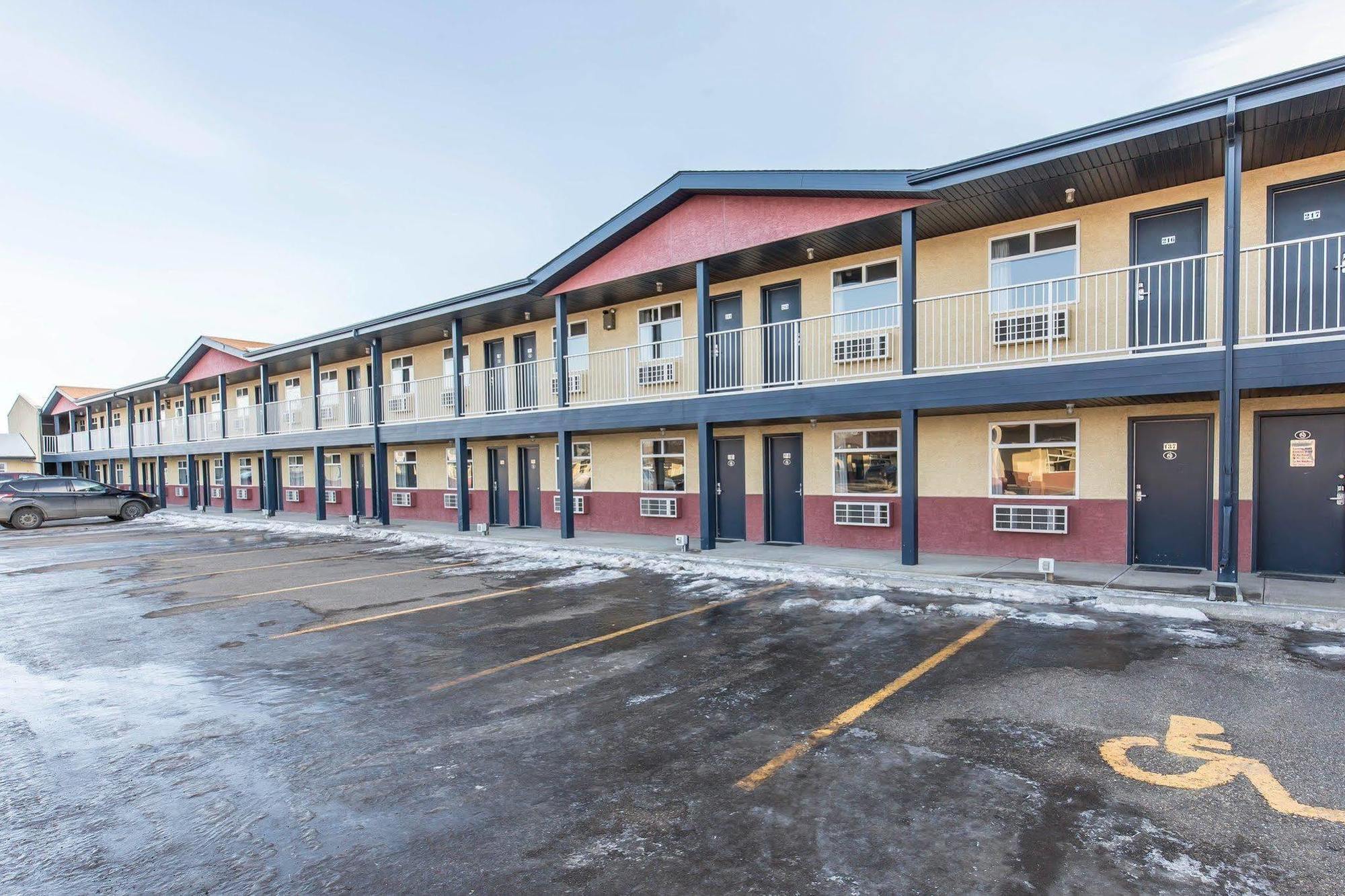 Empire Inn & Suites Penhold Εξωτερικό φωτογραφία