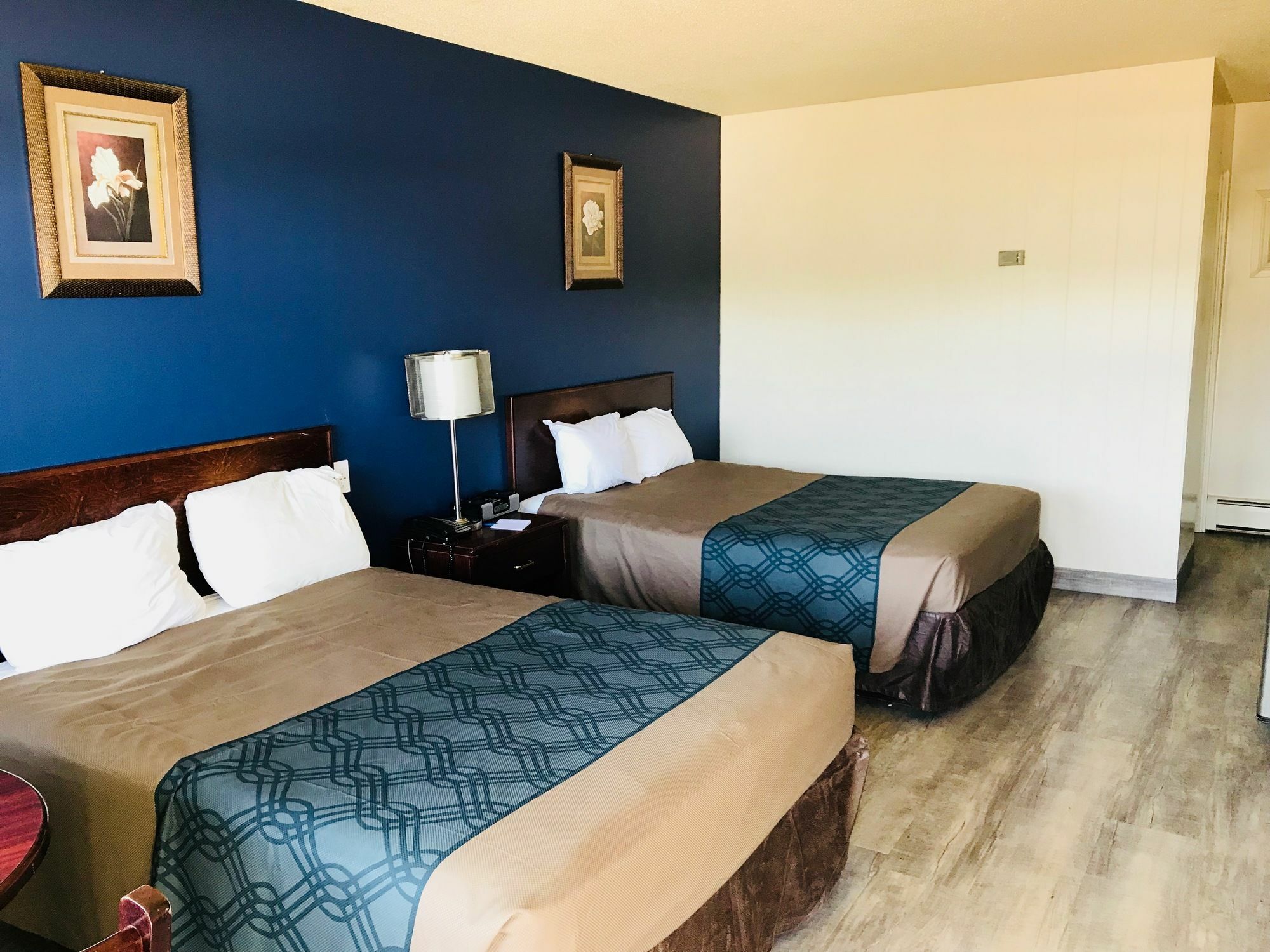 Empire Inn & Suites Penhold Εξωτερικό φωτογραφία