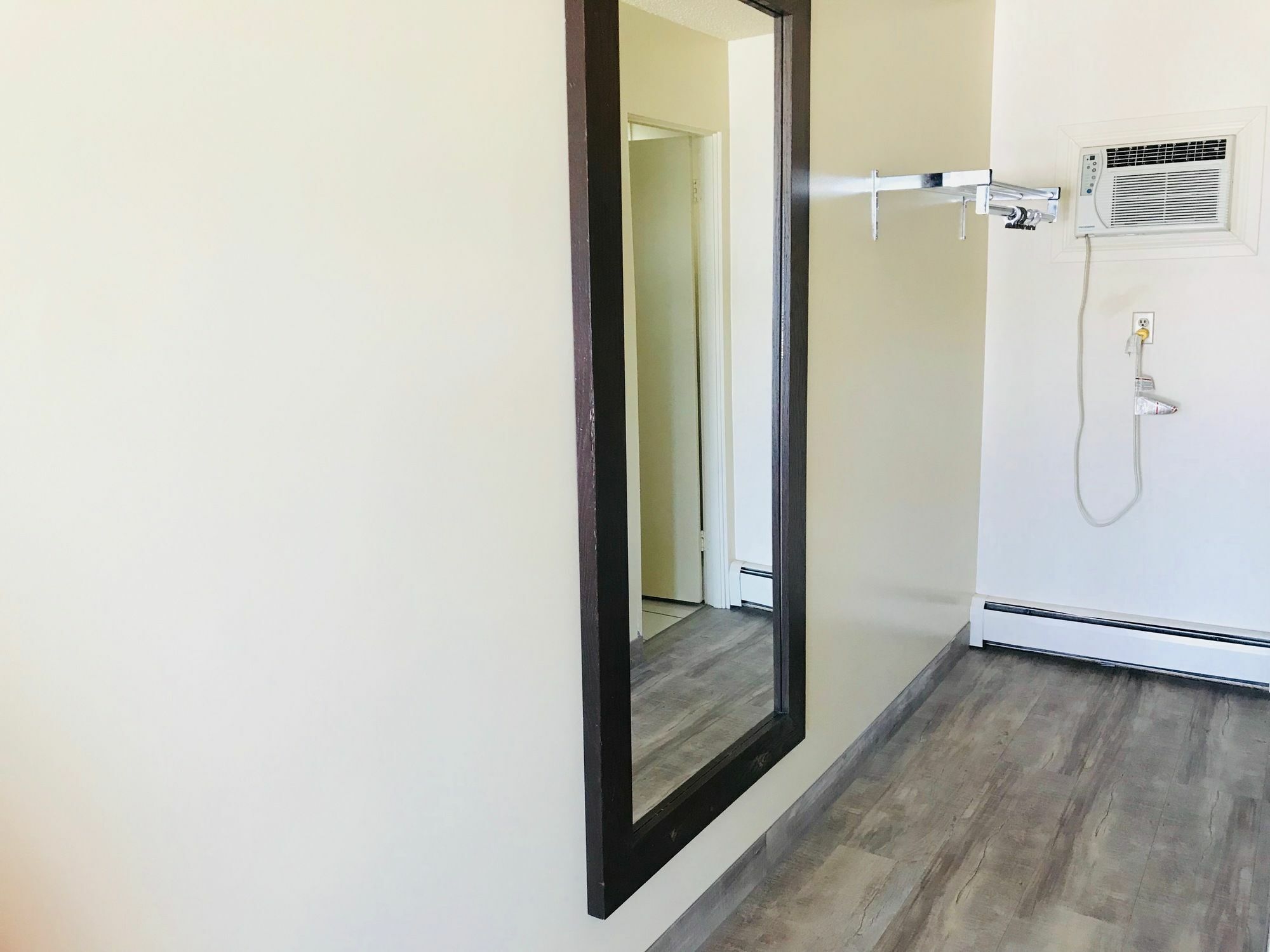 Empire Inn & Suites Penhold Εξωτερικό φωτογραφία