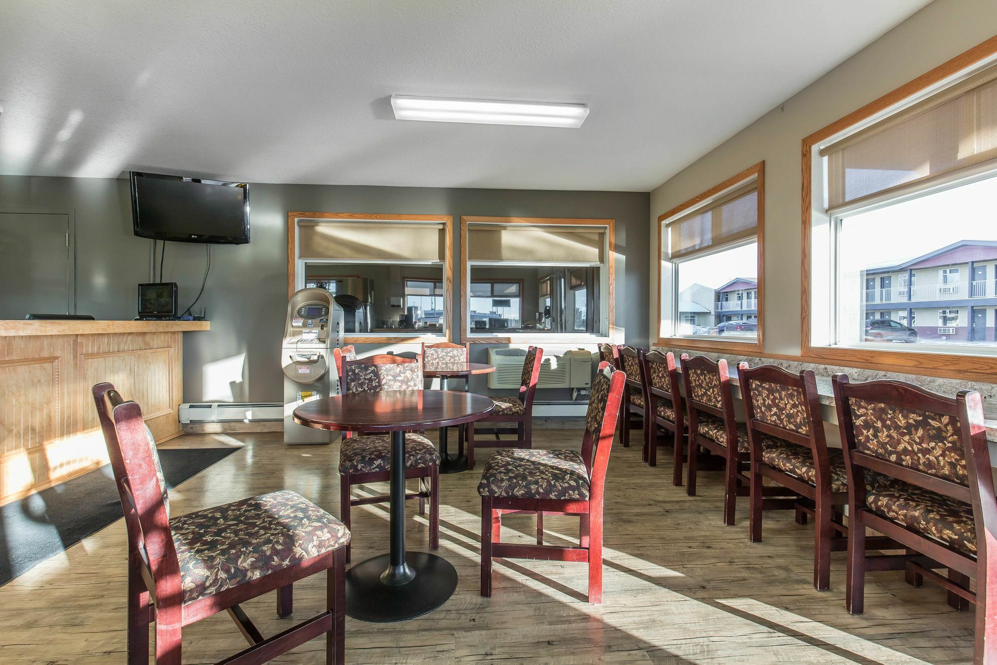 Empire Inn & Suites Penhold Εξωτερικό φωτογραφία