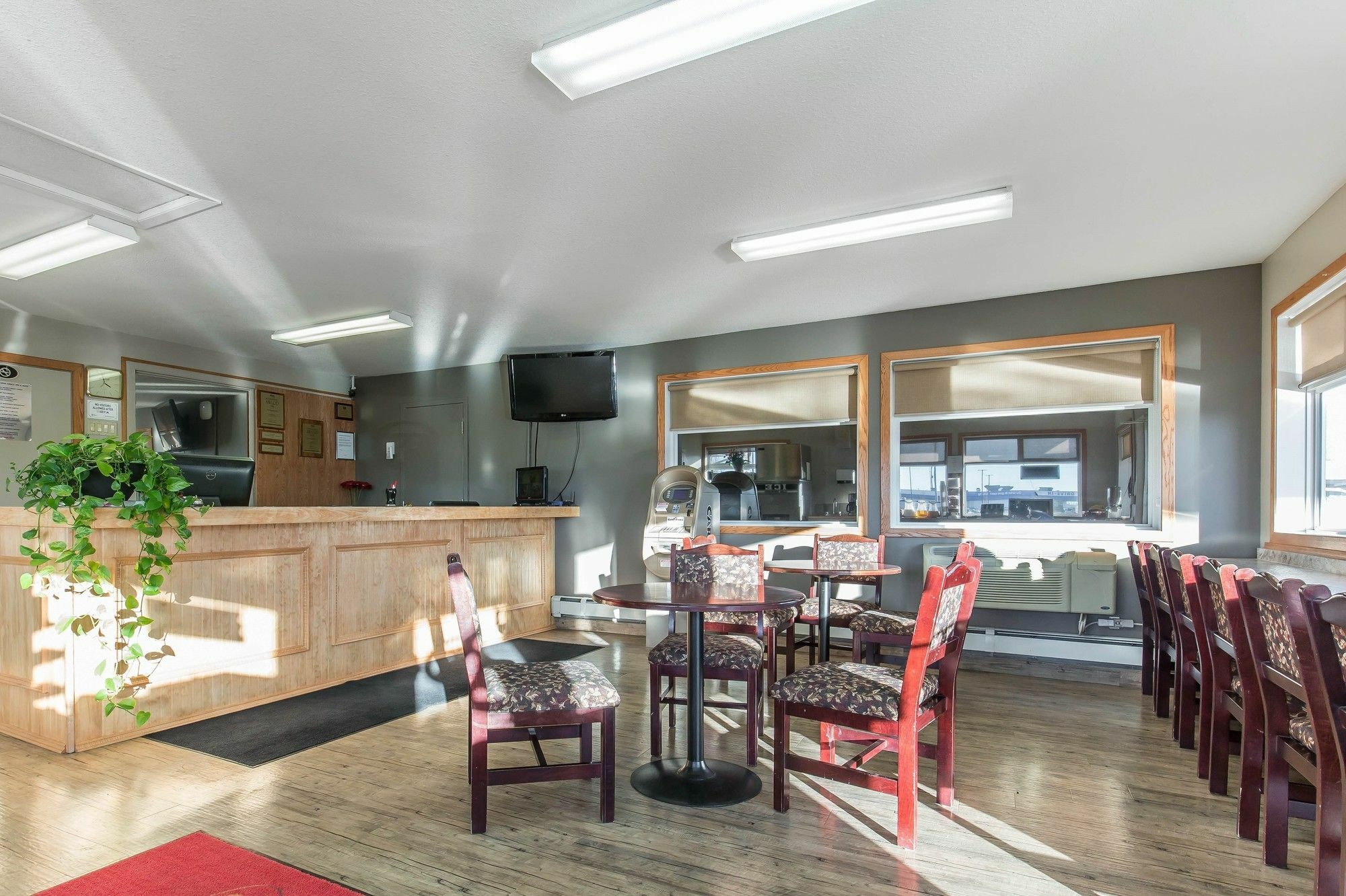 Empire Inn & Suites Penhold Εξωτερικό φωτογραφία
