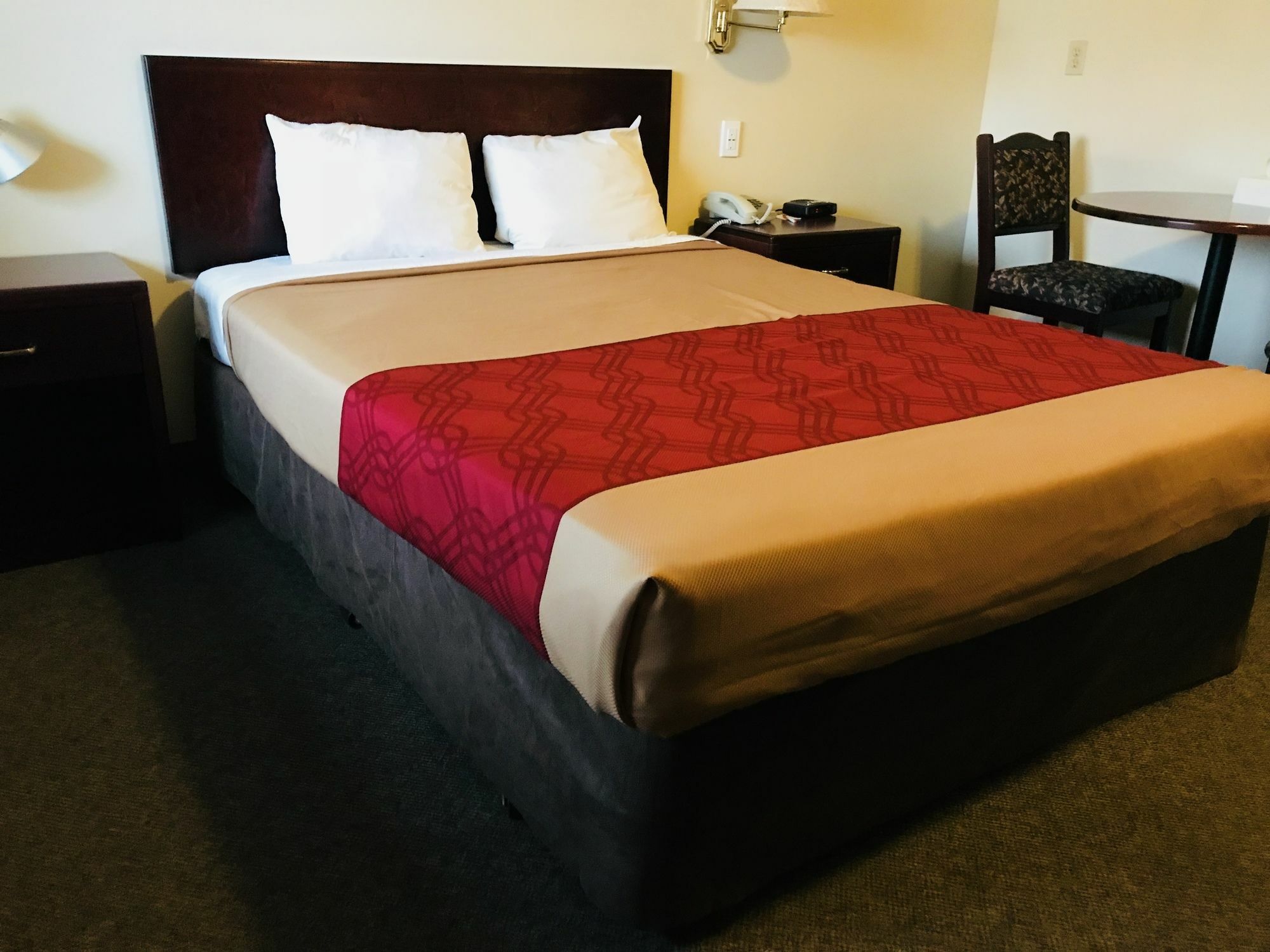 Empire Inn & Suites Penhold Εξωτερικό φωτογραφία