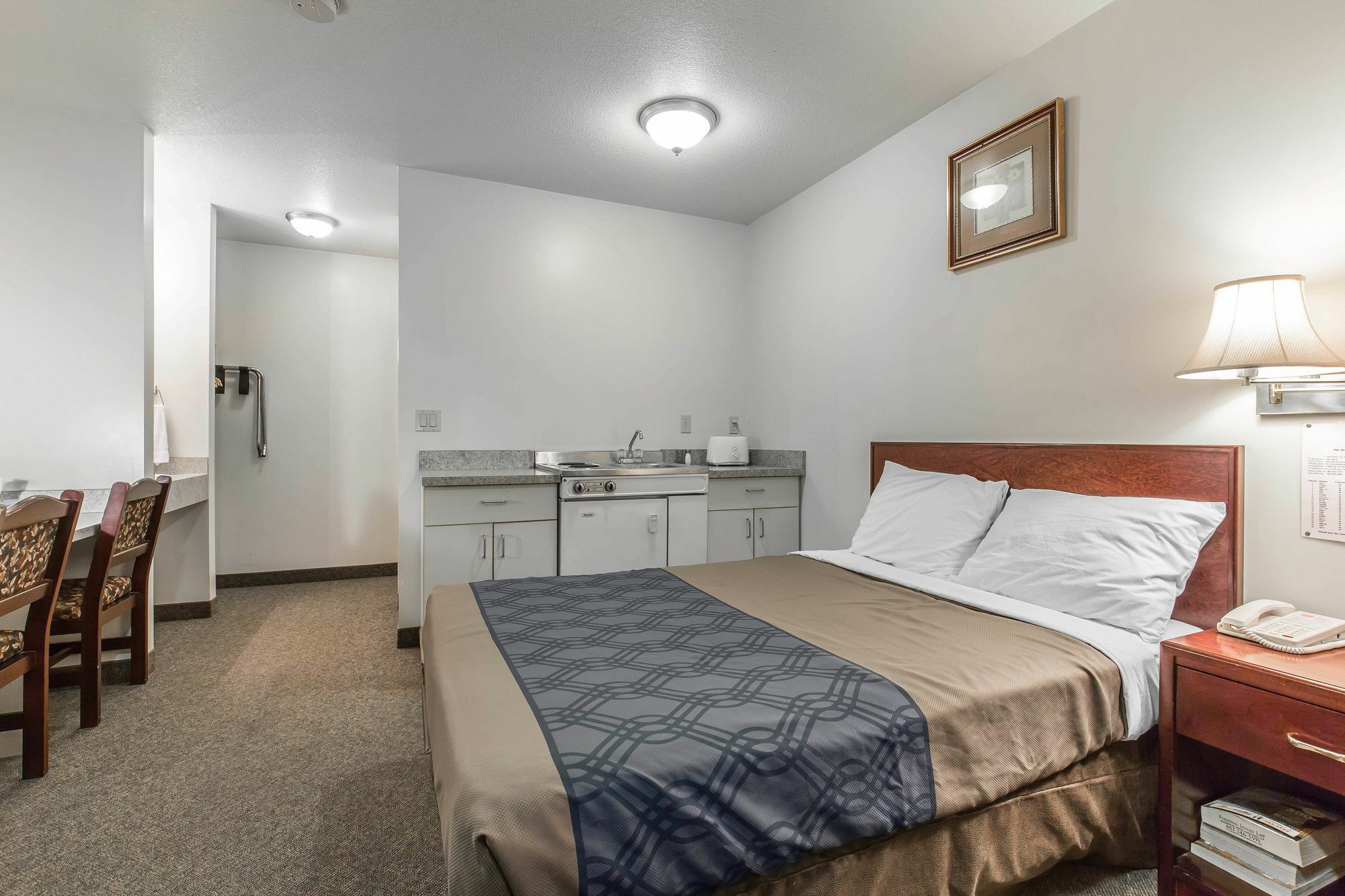 Empire Inn & Suites Penhold Εξωτερικό φωτογραφία